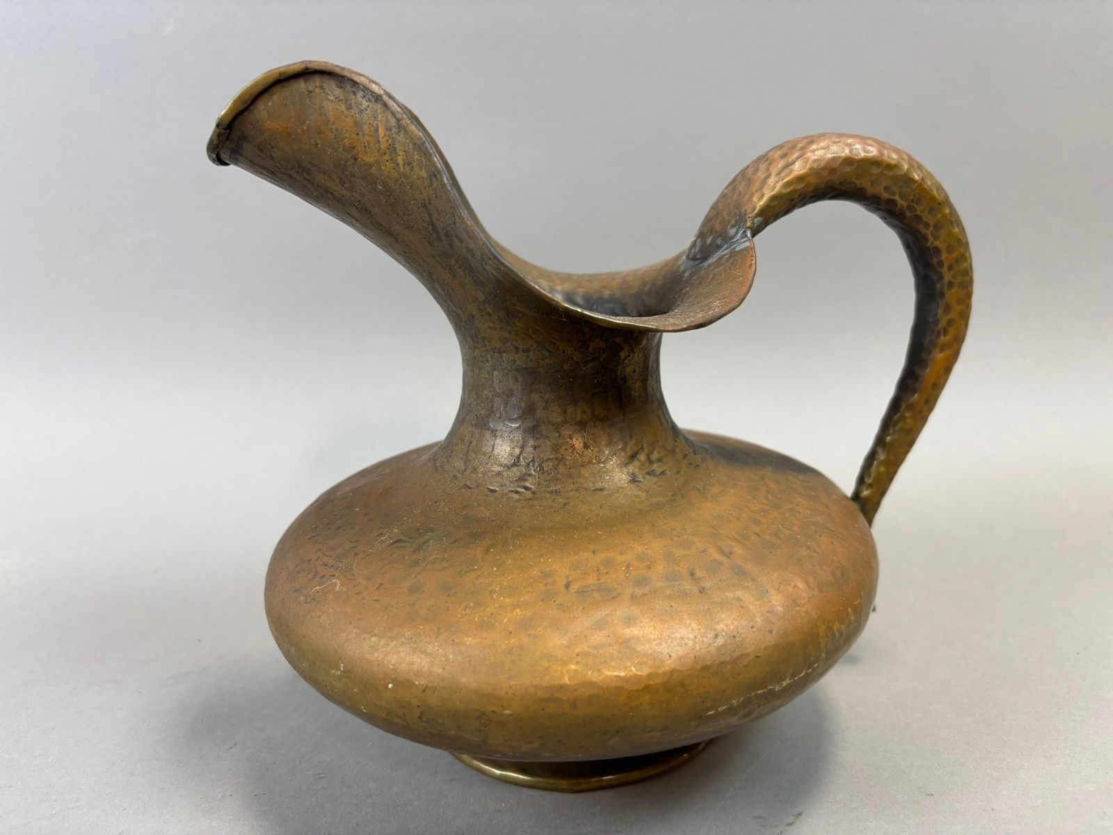 Casagrande Italia Hammered Copper Ewer Pitcher Mid Century Italian: Hammered copper ewer or pitcher produced by Casagrande of Italy, featuring a broad rounded body, dramatic flared pouring spout, and applied hammered handle. The entire surface shows hand worked hammer