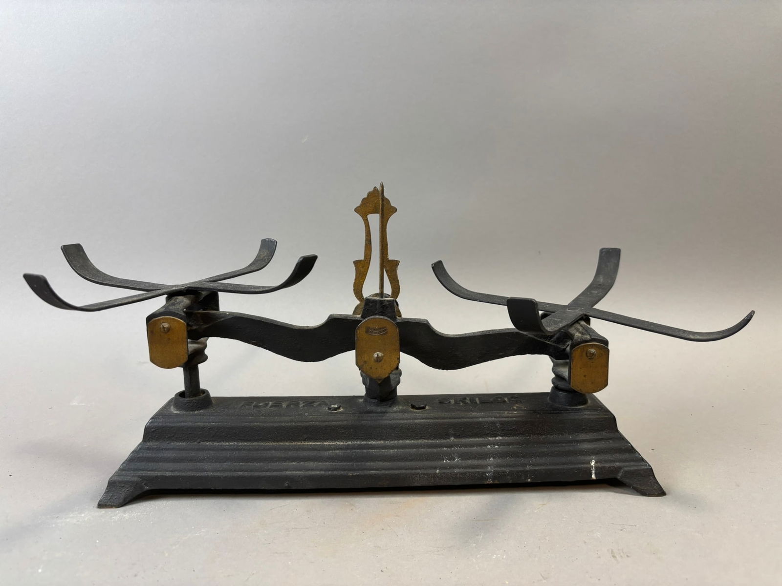 Antique 20th Century Cast Iron Fuerza 5 Kilos Counter Balance Scale: Antique cast iron counter balance scale marked “Fuerza 5 Kilos,” likely of Mexican manufacture and designed for shop or market use in the late 19th to early 20th century. The scale feature