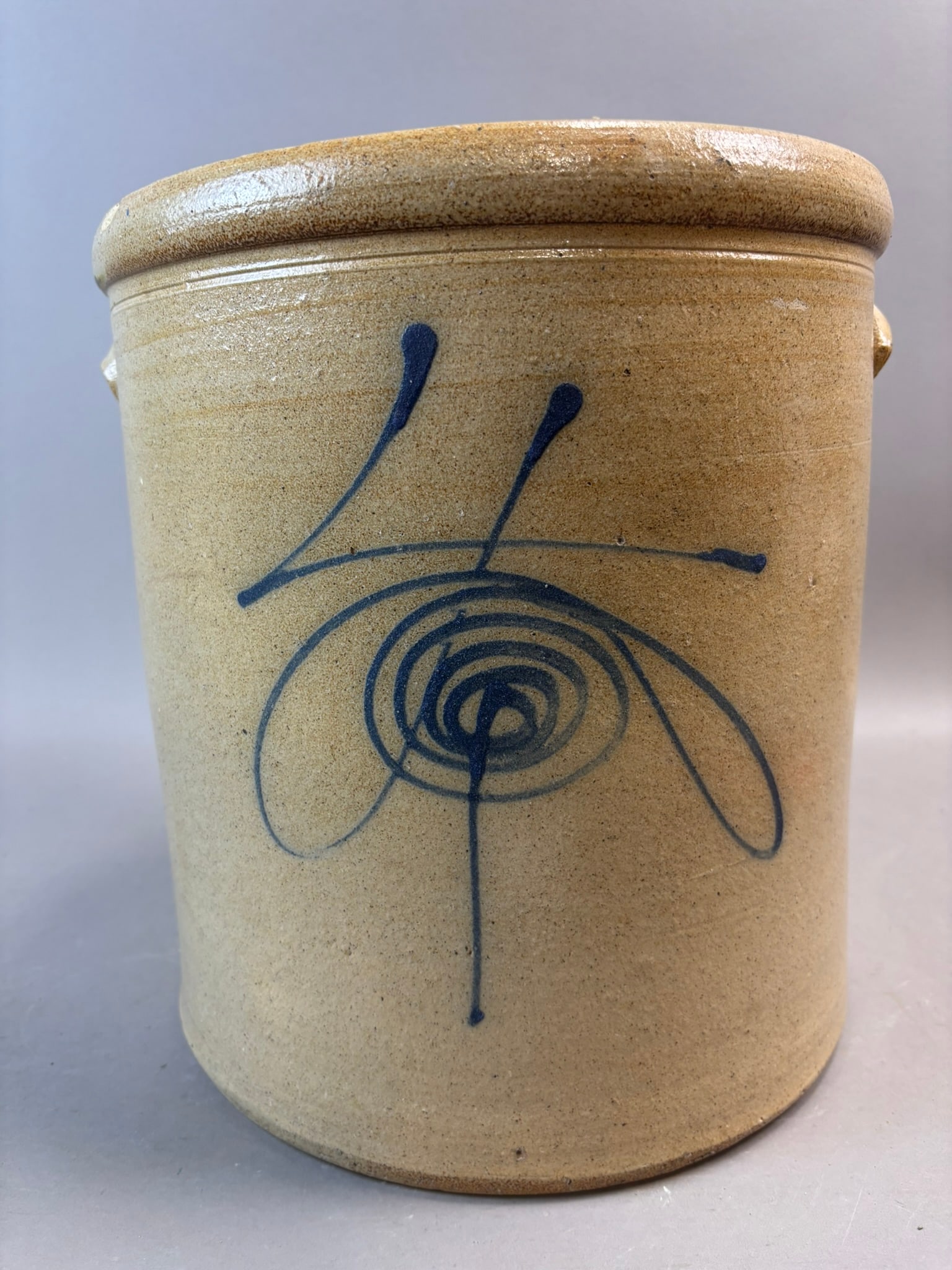 Antique American Stoneware Crock Cobalt Bee Sting Decoration 4 Gallon Salt Glaze: Antique American stoneware crock featuring a bold hand-painted cobalt bee sting decoration in a classic spiral and dash motif. The crock displays a traditional cylindrical form with applied lug handle