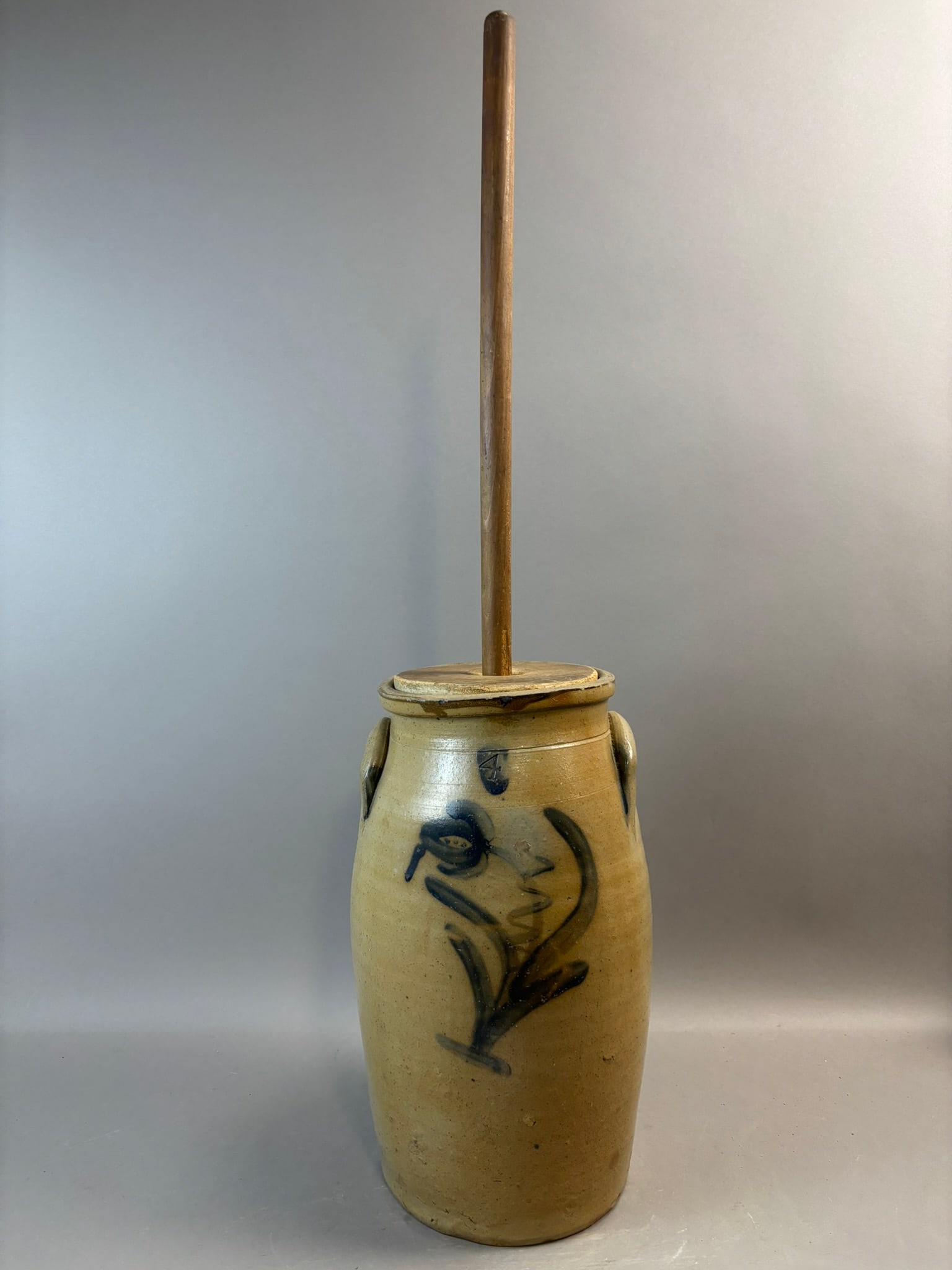 4 Gallon Stoneware Churn Cobalt Tulip Decor Wooden Dasher Lid Crock: Antique American salt-glazed stoneware churn with hand-painted cobalt tulip decoration and impressed “4” capacity mark to the shoulder. The vessel features applied lug handles, classic tal