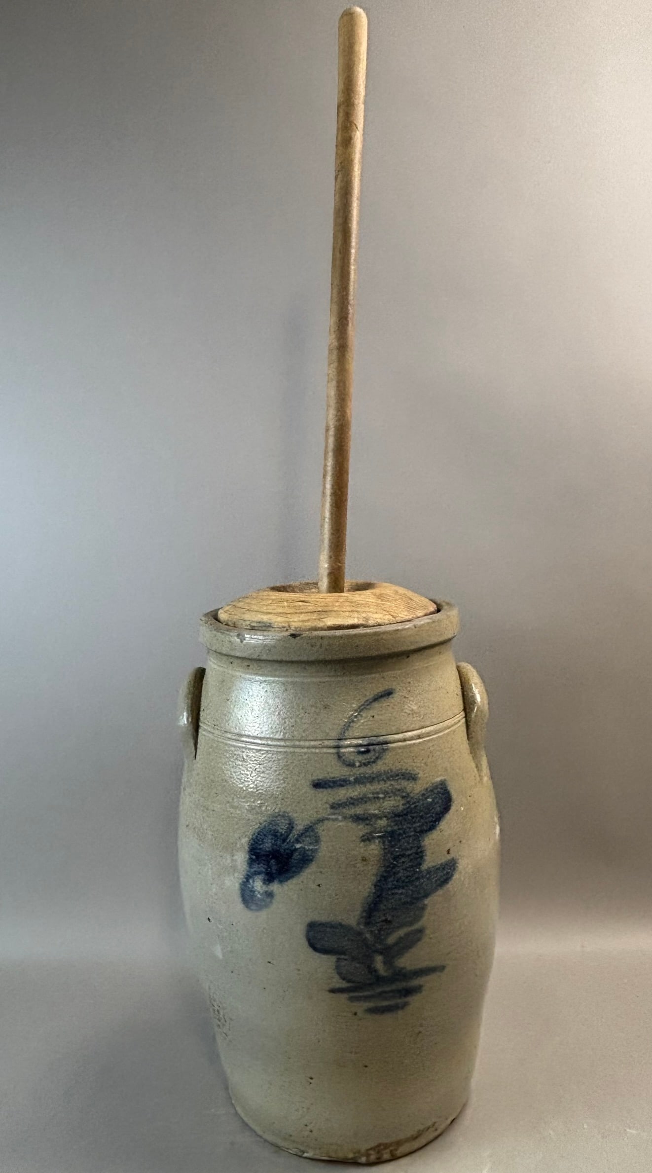 6 Gallon Stoneware Churn Cobalt Floral Decoration Wooden Lid Dasher: Large antique American salt-glazed stoneware butter churn featuring hand-painted cobalt floral decoration with a prominent “6” capacity mark to the shoulder. The churn has applied lug hand