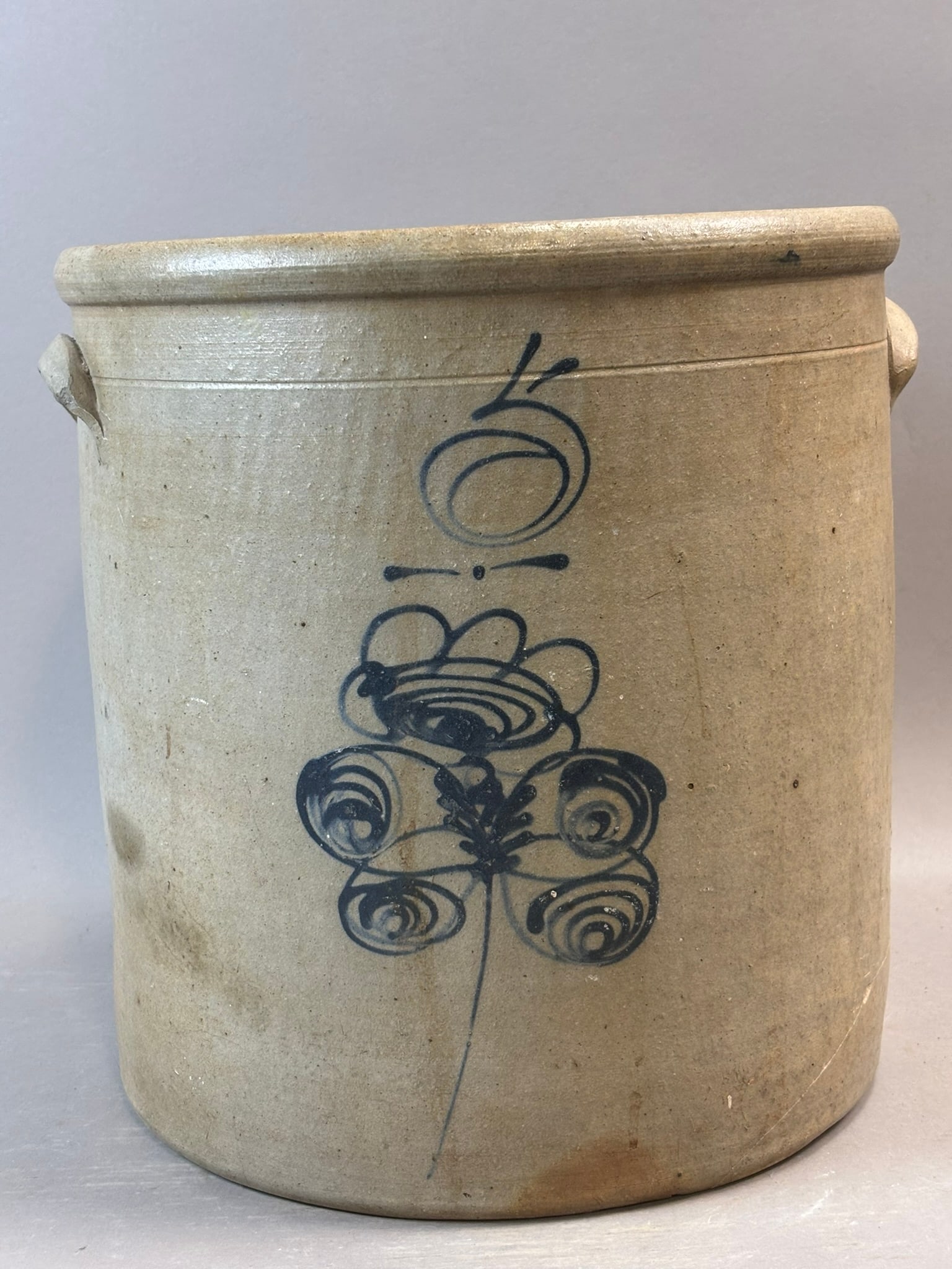 5 Gallon Salt Glaze Stoneware Crock Cobalt Floral Decoration: Antique American salt glazed stoneware crock featuring a bold hand painted cobalt floral decoration on the front with applied lug handles and a rolled rim. The vessel displays classic late 19th centur