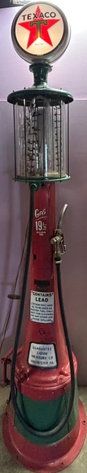 Antique Fry Visible Mae West Texaco 1920s Gas Pump: Nice original Fry Visible Gas Pump in a repainted Texaco paint scheme. Has a nice 1982 Texaco Globe. Electrical works.