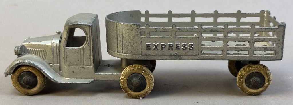Tootsie Toy #0801 1930s Mack Express Stake Truck: Please make sure you view all photos and ask any questions you may have! Great original collectible item. This is day 1 of our 2 day one owner auction event. Thanks and have a great day! Holler & Hamm