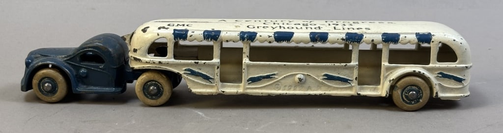 Chicago '33 Century Progress Cast Iron Greyhound: Please make sure you view all photos and ask any questions you may have! Great original collectible item. This is day 1 of our 2 day one owner auction event. Thanks and have a great day! Holler & Hamm