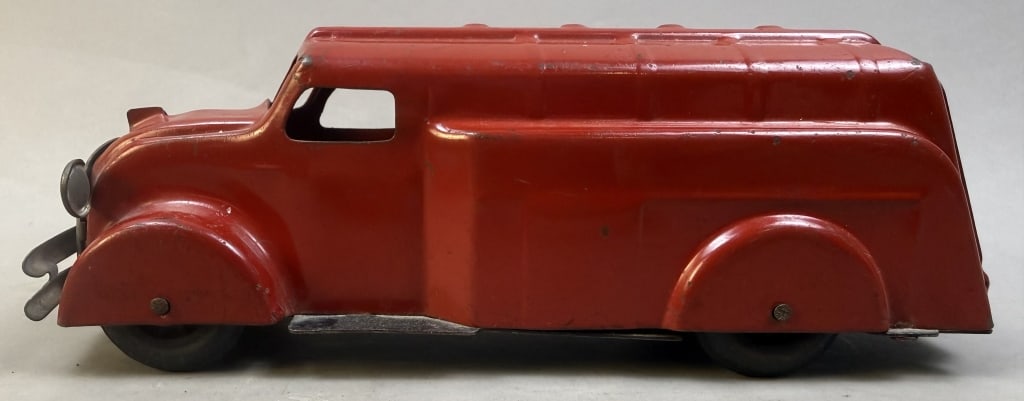 1930s Marx or Wyandotte Steel Oil Truck Original Paint: Please make sure you view all photos and ask any questions you may have! Great original collectible item. This is day 1 of our 2 day one owner auction event. Thanks and have a great day! Holler & Hamm