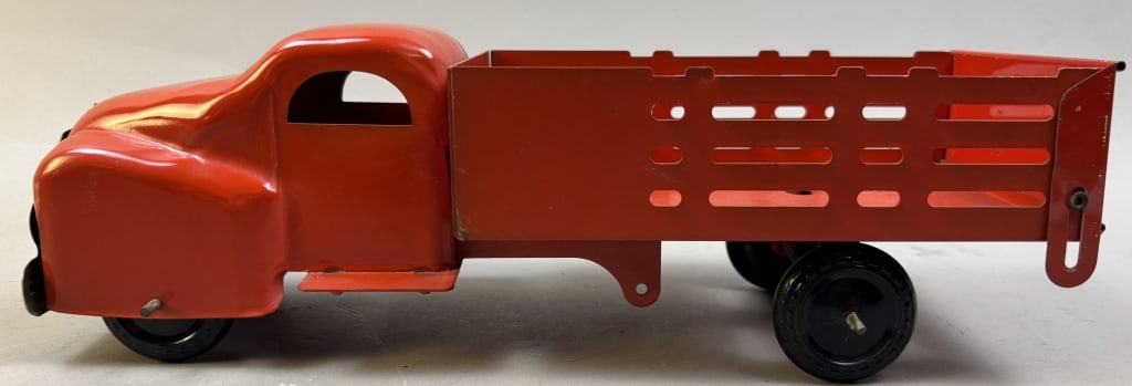 1940s Wyandotte Pressed Steel Stake Body Truck: Please make sure you view all photos and ask any questions you may have! Great original collectible item. This is day 1 of our 2 day one owner auction event. Thanks and have a great day! Holler & Hamm