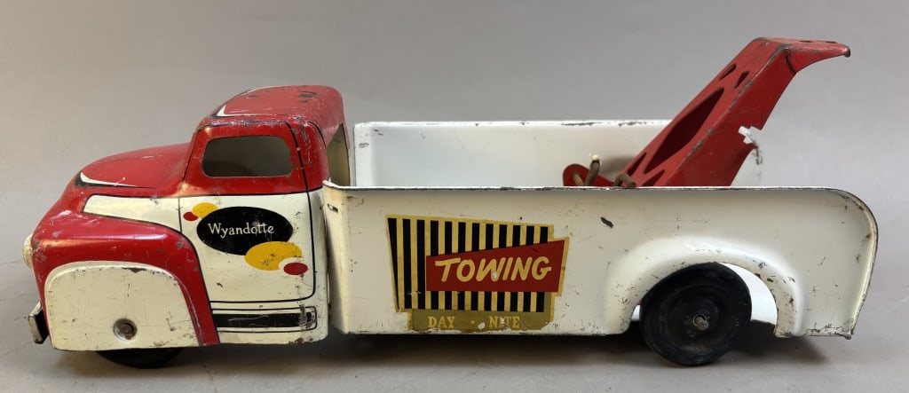 Wyandotte Pressed Steel Tow Truck Wrecker 1930s: Please make sure you view all photos and ask any questions you may have! Great original collectible item. This is day 1 of our 2 day one owner auction event. Thanks and have a great day! Holler & Hamm