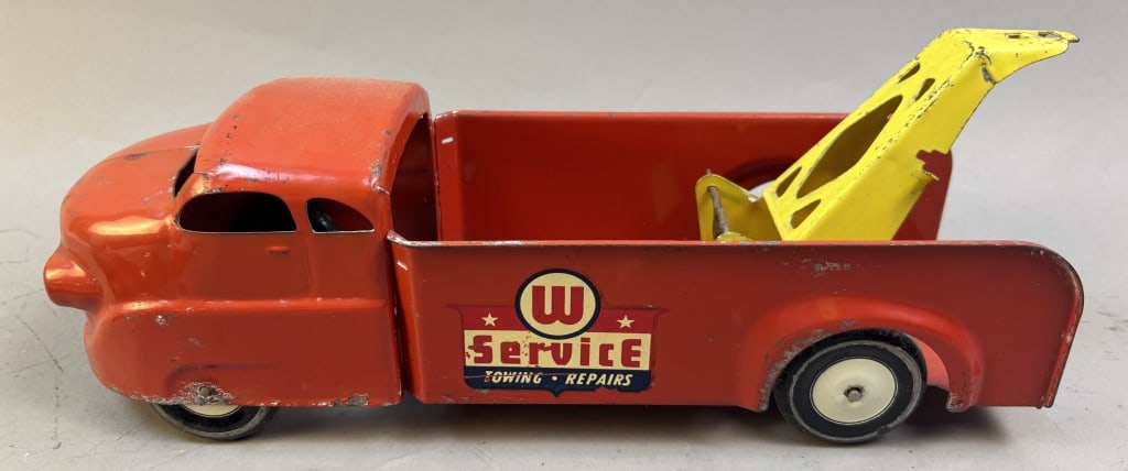 1930s Wyandotte Pressed Steel Tow Truck Wrecker: Please make sure you view all photos and ask any questions you may have! Great original collectible item. This is day 1 of our 2 day one owner auction event. Thanks and have a great day! Holler & Hamm