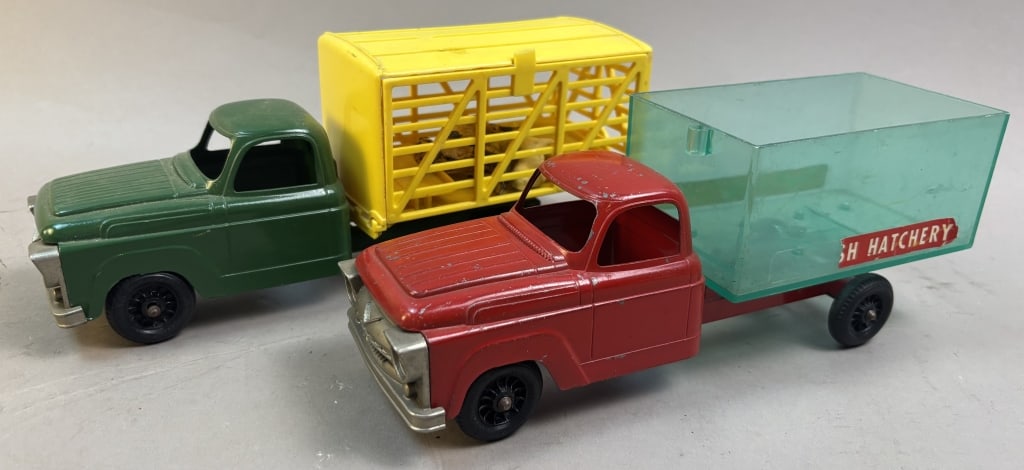 Pair Hubley Toys Metal & Plastic Livestock Trucks: Please make sure you view all photos and ask any questions you may have! Great original collectible item. This is day 1 of our 2 day one owner auction event. Thanks and have a great day! Holler & Hamm
