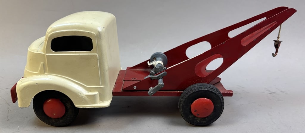 Smith-Miller Pressed Steel Tow Truck Wrecker Crane: The cabin and hubcaps appear to be repainted! Please make sure you view all photos and ask any questions you may have! Great original collectible item. This is day 1 of our 2 day one owner auction eve