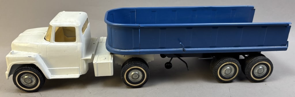 Ertl Large Pressed Steel Hydraulic Dump Truck #6851 : 7101 (1 of 14)