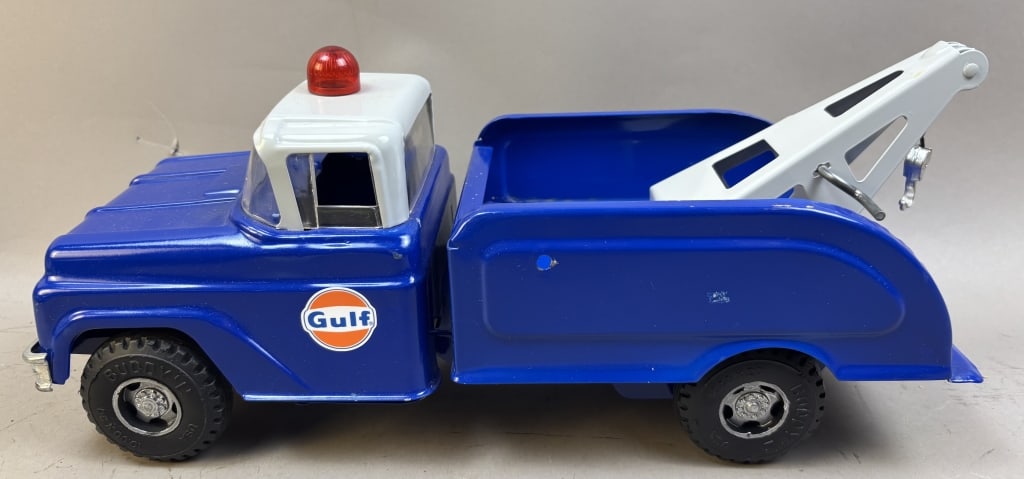 Buddy L Pressed Steel Tow Truck Gulf Oil Wrecker w/ Crane: The toy appears to have been restored and repainted. Please make sure you view all photos and ask any questions you may have! Great original collectible item. This is day 1 of our 2 day one owner auct