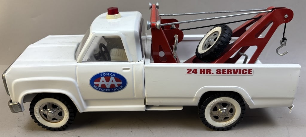 Tonka AA 24 Hour Service Steel Wrecker w/ Crane: Please make sure you view all photos and ask any questions you may have! Great original collectible item. This is day 1 of our 2 day one owner auction event. Thanks and have a great day! Holler & Hamm