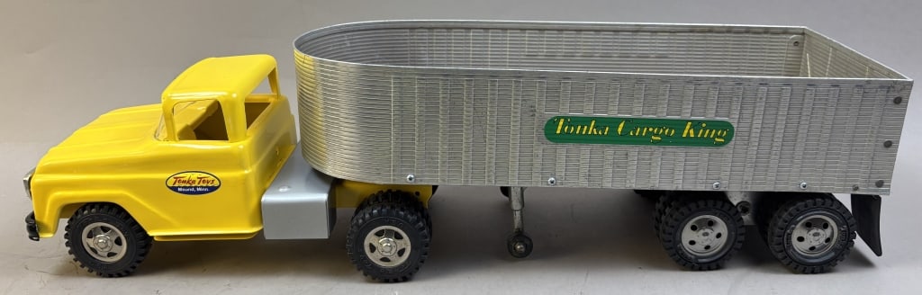 1950s Tonka Cargo King Semi Tractor Trailer: Restored and repainted! Please make sure you view all photos and ask any questions you may have! Great original collectible item. This is day 1 of our 2 day one owner auction event. Thanks and have a 