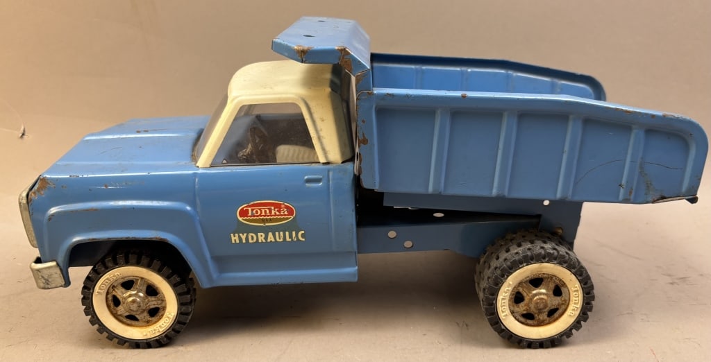 Vintage Tonka Hydraulic Dump Truck: The manual lever is missing, the hydraulic pump is operating with a nail! Please make sure you view all photos and ask any questions you may have! Great original collectible item. This is day 1 of our