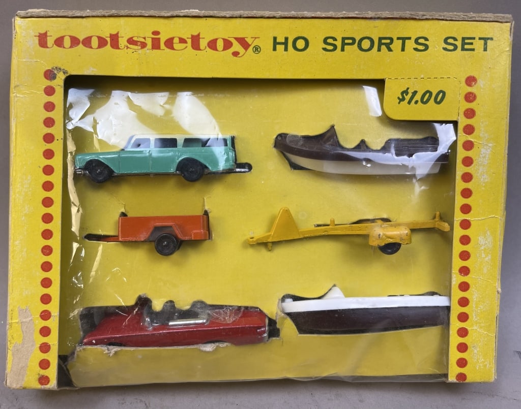 Tootsie Toy HO Sports Set in Original Packaging: Please make sure you view all photos and ask any questions you may have! Great original collectible item. This is day 1 of our 2 day one owner auction event. Thanks and have a great day! Holler &