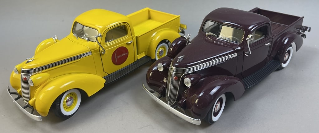 2 Road Signature Studebaker Cast Iron Models 1/24: Please make sure you view all photos and ask any questions you may have! Great original collectible item. This is day 1 of our 2 day one owner auction event. Thanks and have a great day! Holler & Hamm