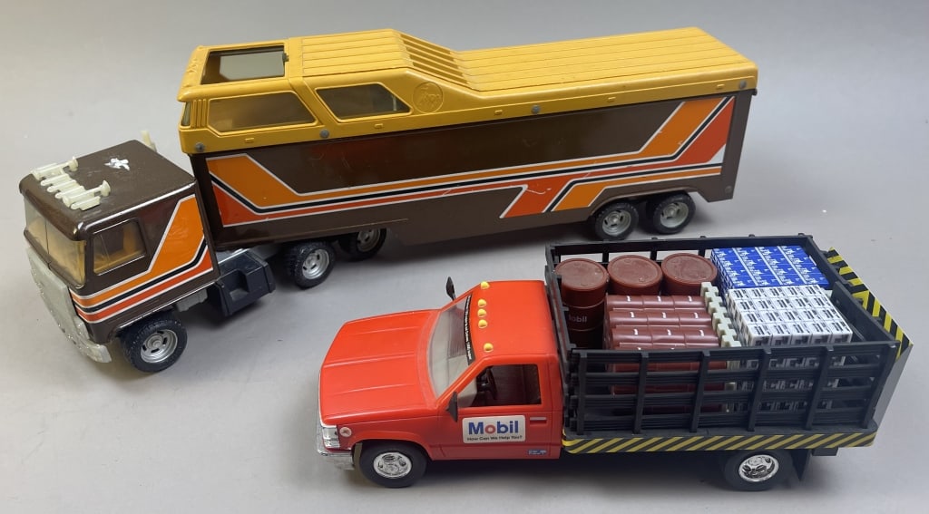 1980s ERTL Titan Rodeo Horse Trailer Mobile Truck: Please make sure you view all photos and ask any questions you may have! Great original collectible item. This is day 1 of our 2 day one owner auction event. Thanks and have a great day! Holler & Hamm