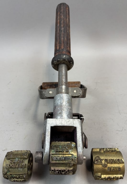 Antique Armour Meat Processing Plant Rolling Stamp: Please make sure you view all photos and ask any questions you may have! Great original collectible item. This is day 1 of our 2 day one owner auction event. Thanks and have a great day! Holler &