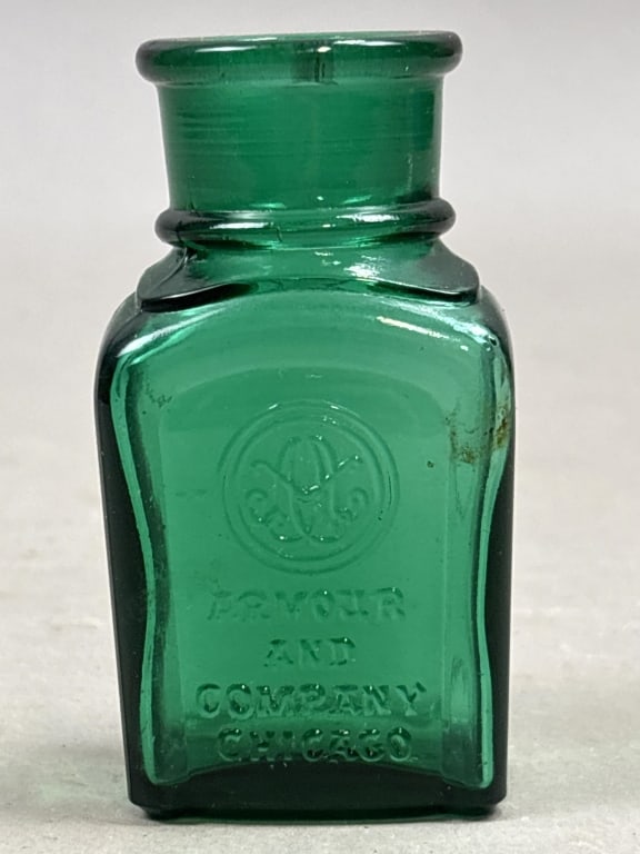 Armour And Company Chicago Green Glass Bottle: Please make sure you view all photos and ask any questions you may have! Great original collectible item. This is day 1 of our 2 day one owner auction event. Thanks and have a great day! Holler & Hamm