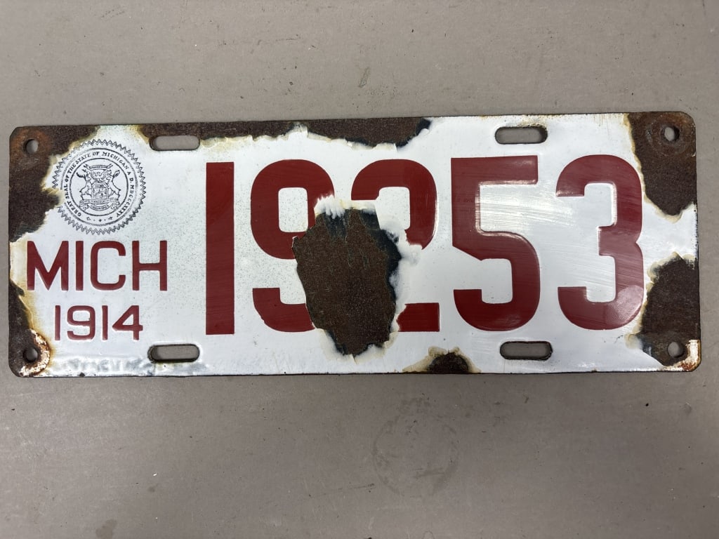 1914 Michigan 19253 Porcelain License Plate: See all photos as a better idea of condition.