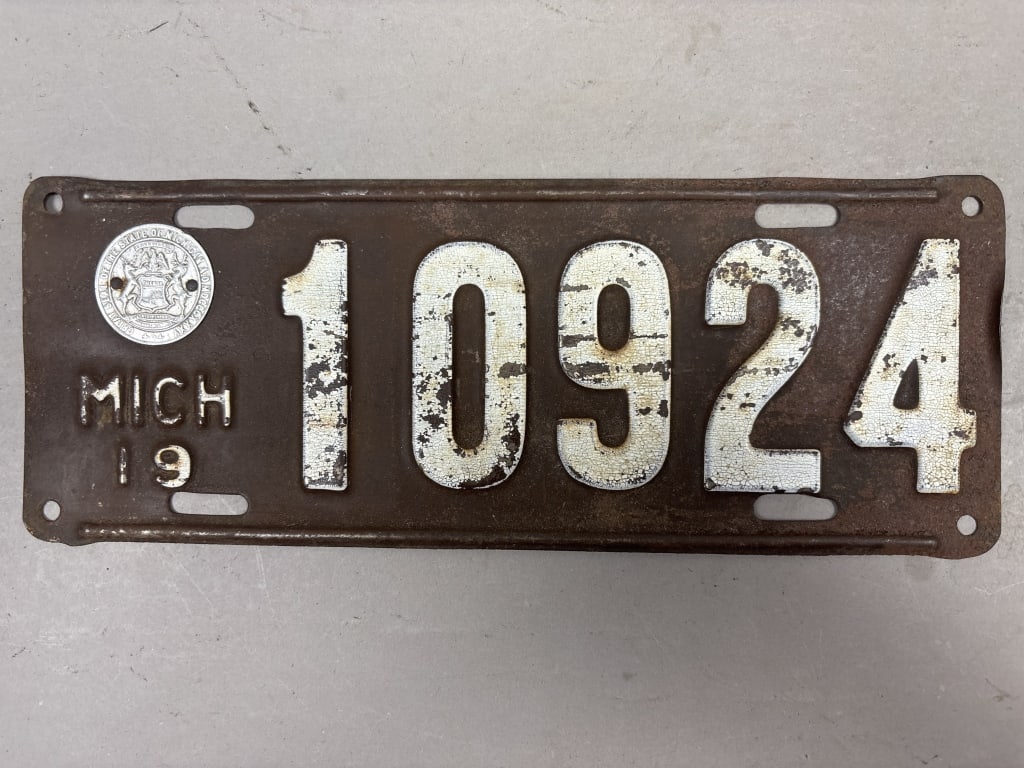 1919 Michigan 10924 Vintage License Plate: See all photos as a better idea of condition.