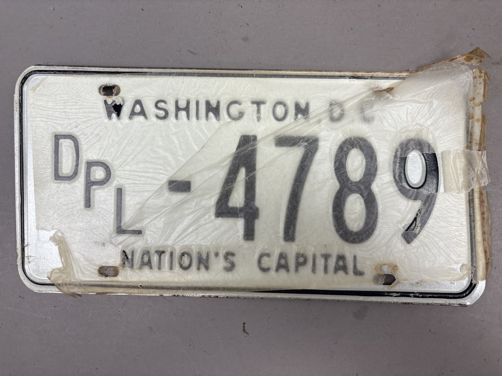 Washington DC Nations Capital DPL 4789 Plate: See all photos as a better idea of condition.