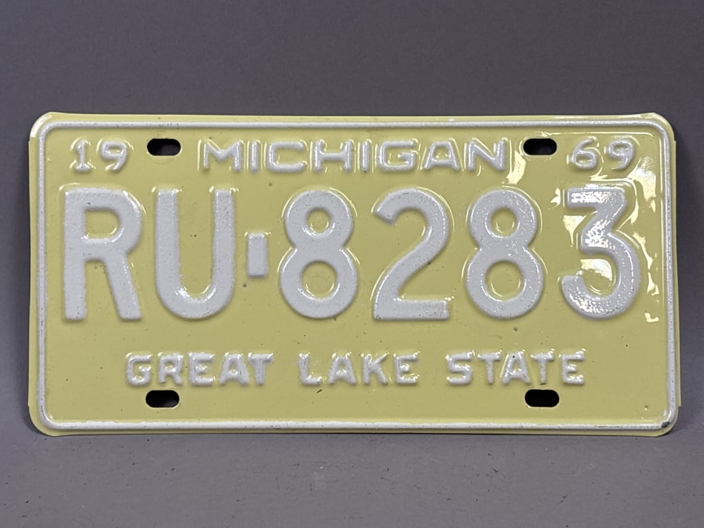 1969 Michigan RU-8283 Great Lakes State Plate (1 of 2)