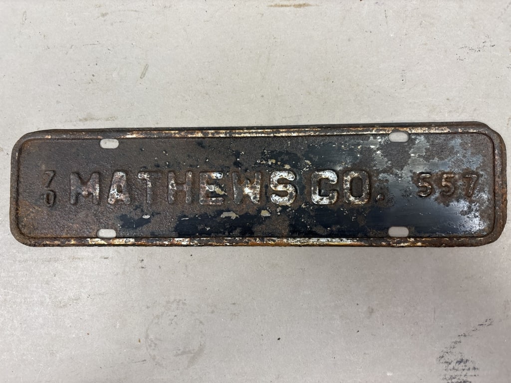 70 Mathew's Co 557 Metal Antique Sign: See all photos as a better idea of condition.