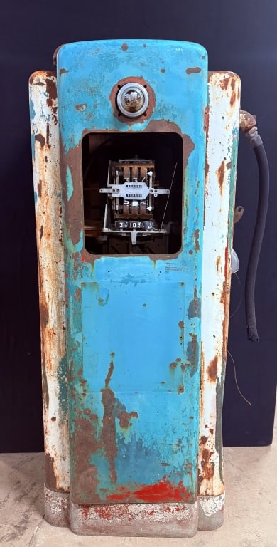 1950s Par Tee Model 70 Sinclair Gas Pump: This supposedly came from a Sinclair station in new hudson/brighton michigan area. Needs to be put back together, but makes a wonderful project. 60" x 23? x 17?
