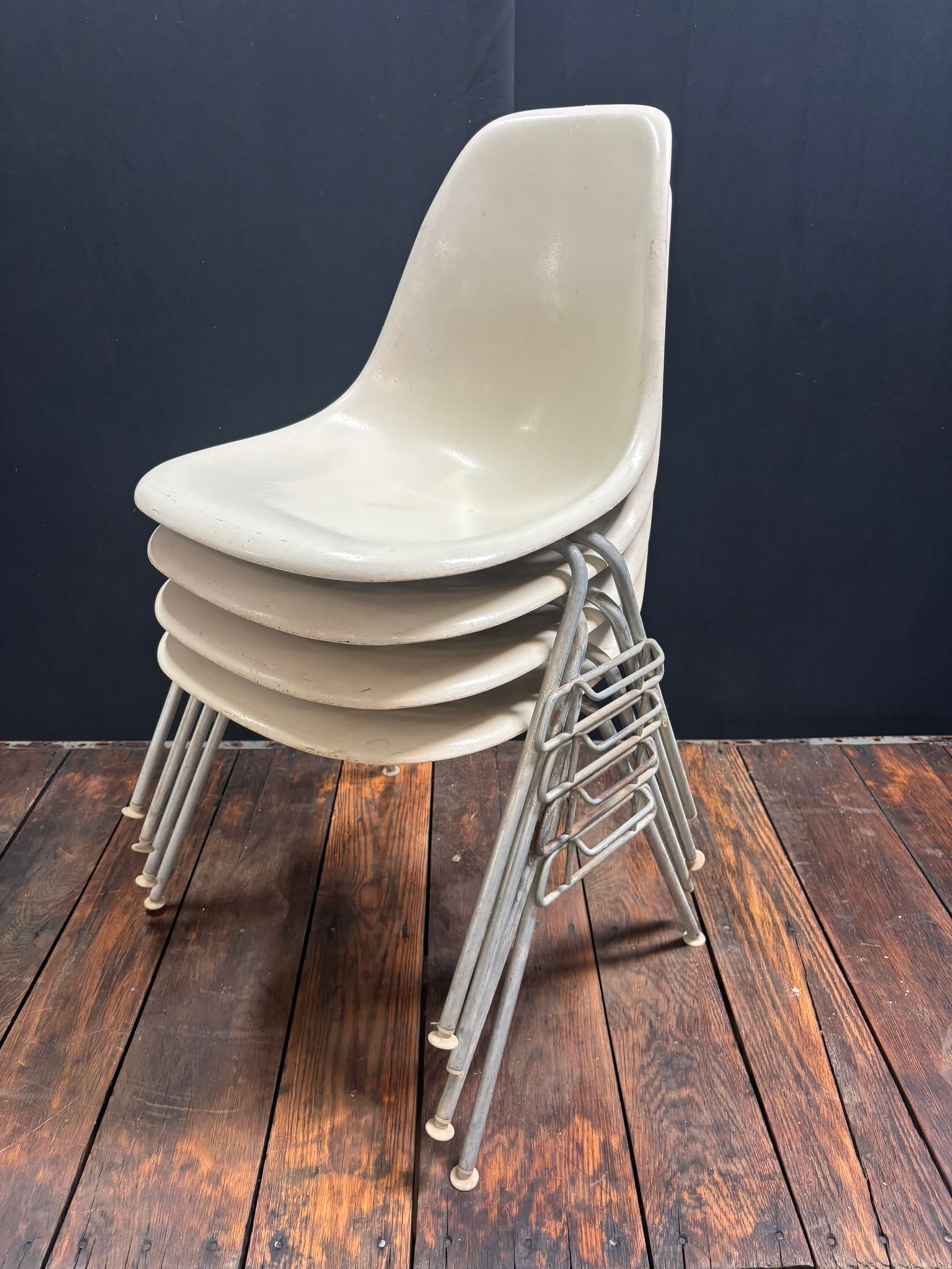 4 Matching HERMAN MILLER MCM 70s Shell Chairs: Great stacking lot of herman millers from Ingham county school district. Light wear as shown and perhaps a foot or two missing.