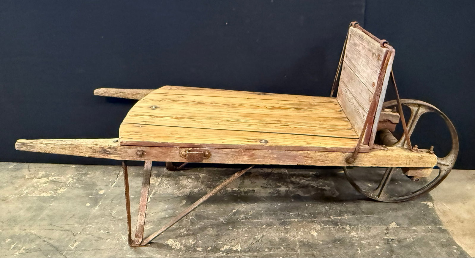 Antique Primitive Farm Wheelbarrow w/ Cast Iron Wheel (1 of 8)