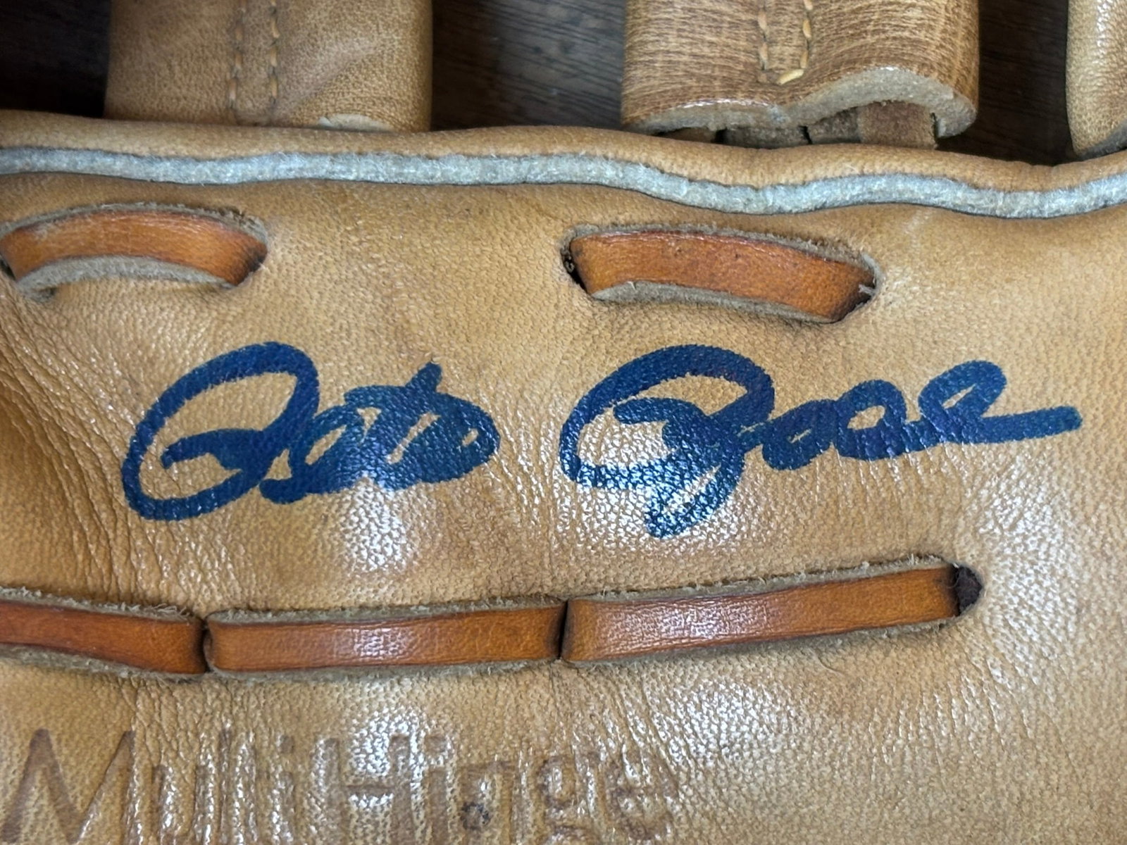 Pete Rose Signed Mizuno Baseball Glove & Mini Bat: Great original Left Handed Thrower Mizuno MT1000FB and small miniature Louisville Slugger bat.