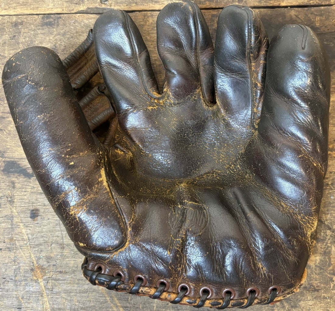 Spalding Joe Dimaggio Model 133 RHT Baseball Glove (1 of 5)