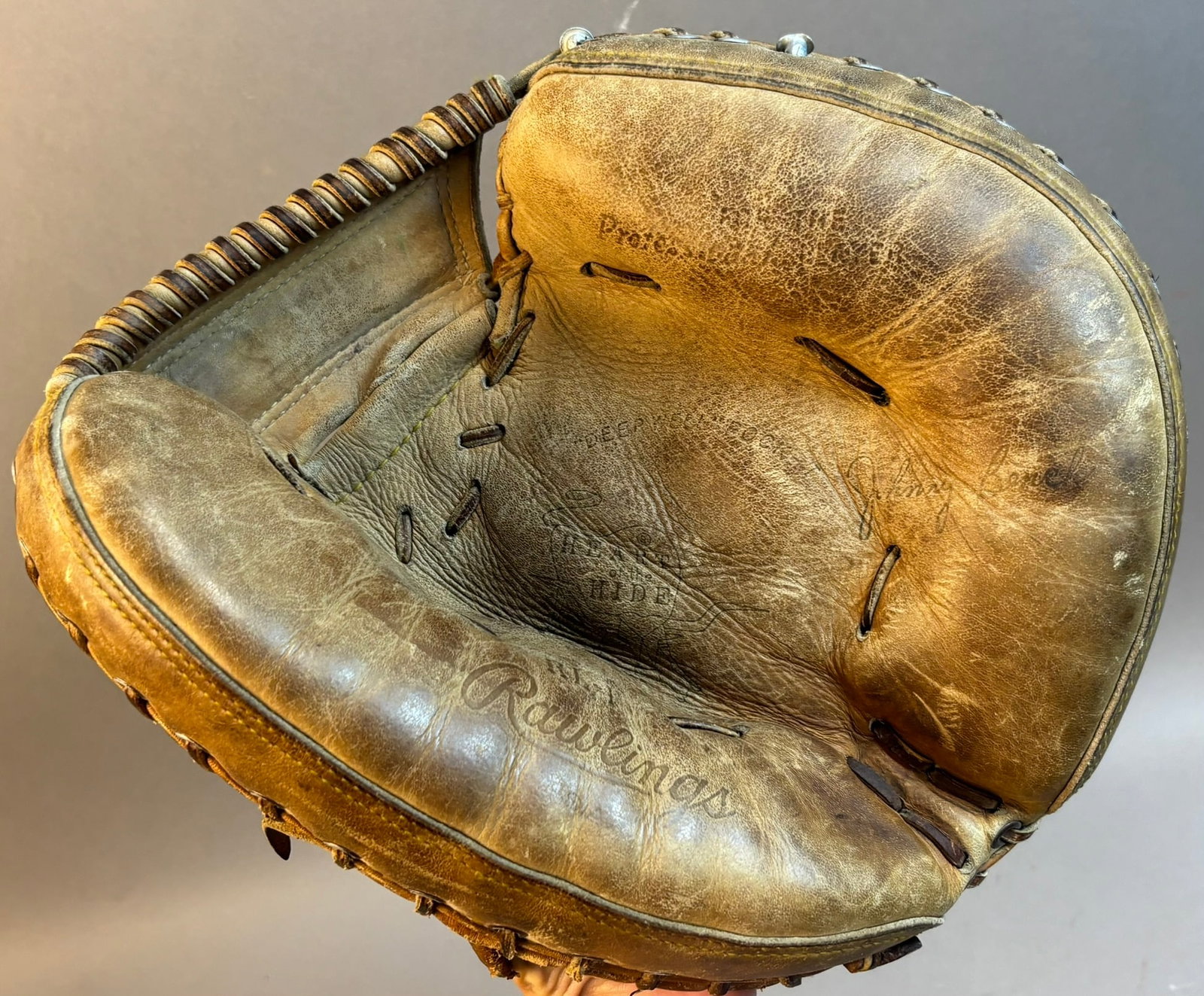 Johnny Bench HOH Signed Rawlings RL1 Catchers Mitt: Nice original pro model Johnny Bench Heart of the Hide catchers mitt signed on the thumb at the 2026 sports national.