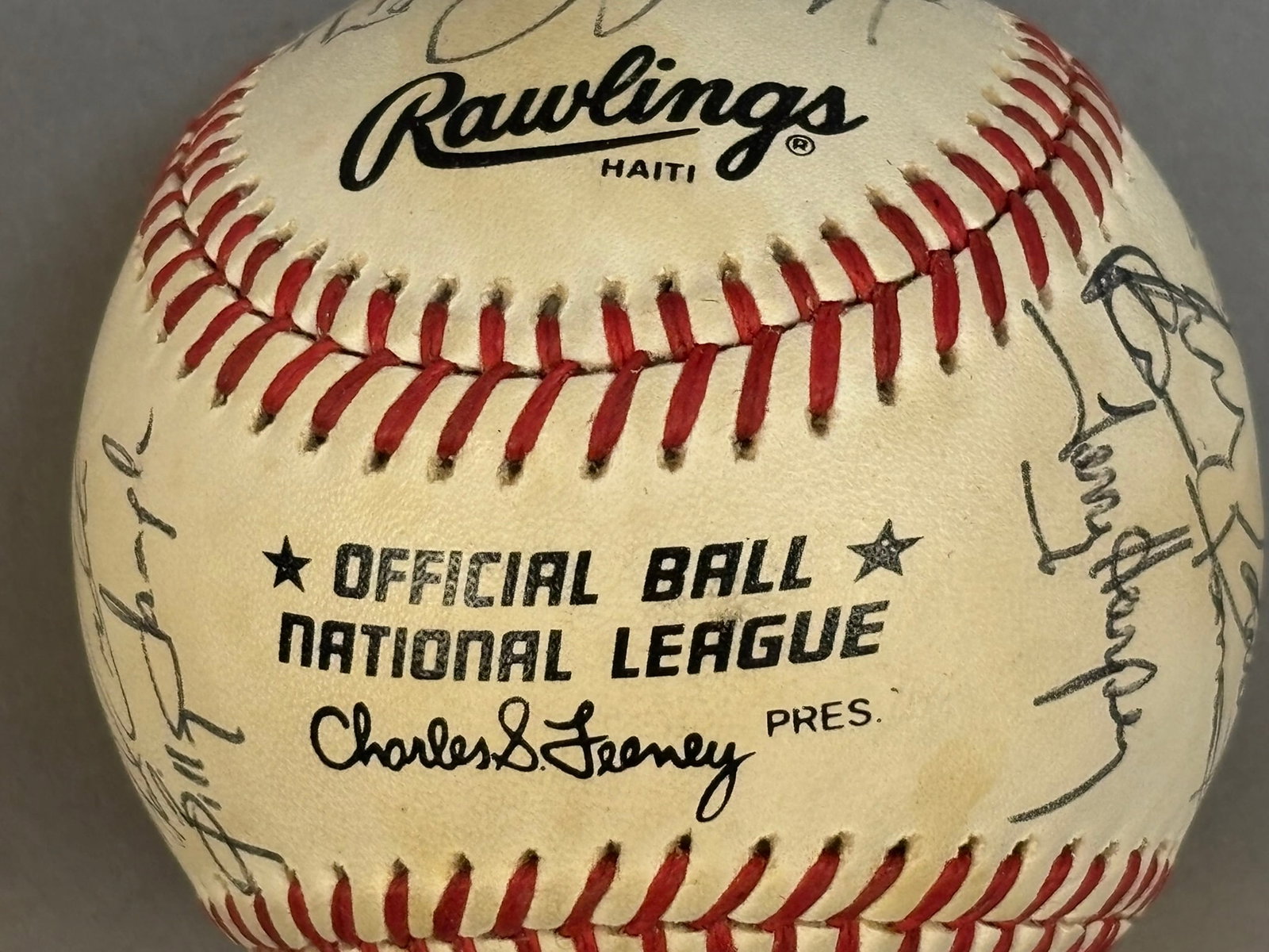 1986 Atlanta Braves Team Signed Ball 23 Autographs: Great original Atlanta Braves team signed ball. Loaded with signatures. Comes with original OAL Rawlings box.
