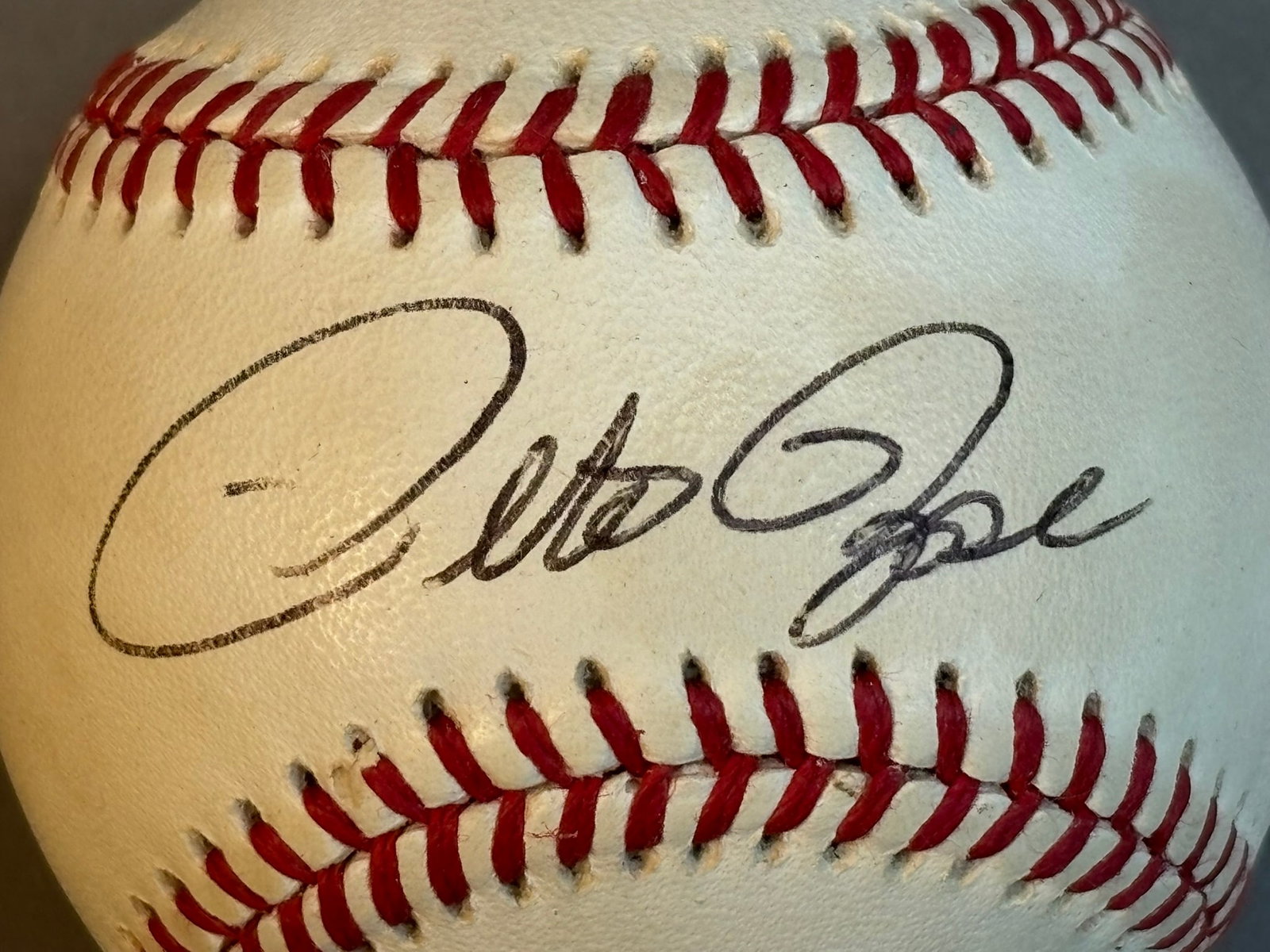 Pete Rose Single Signed Rawlings OAL Baseball: Great origina Rose signature. Strong endorsement. Comes with original box.