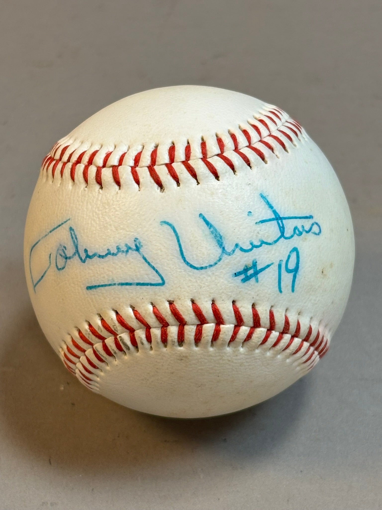 Johnny Unitas Single Signed #19 Baseball: PLEASE SEE ALL PHOTOS AND USE THEM AS A BETTER IDEA ON DESCRIPTION! ASK ANY QUESTIONS! PLEASE NOTE WE OFFER IN HOUSE SHIPPING & HAVE BIDDING AVAILABLE ON OUR OWN WEBSITE! If you win on LIVE