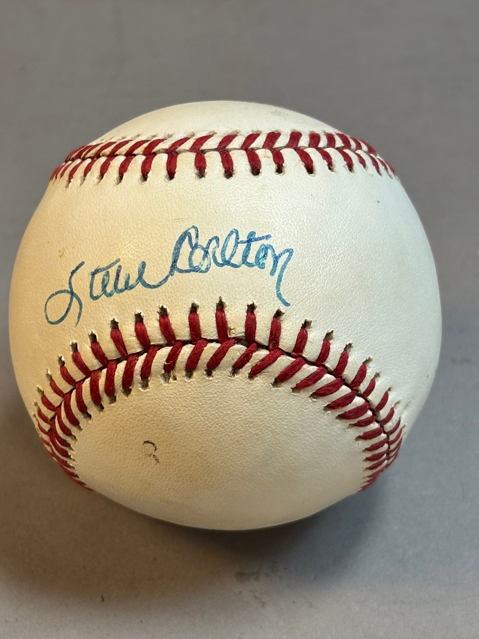Steve Carlton Single Signed Rawlings White Ball: PLEASE SEE ALL PHOTOS AND USE THEM AS A BETTER IDEA ON DESCRIPTION! ASK ANY QUESTIONS! PLEASE NOTE WE OFFER IN HOUSE SHIPPING & HAVE BIDDING AVAILABLE ON OUR OWN WEBSITE! If you win on LIVE