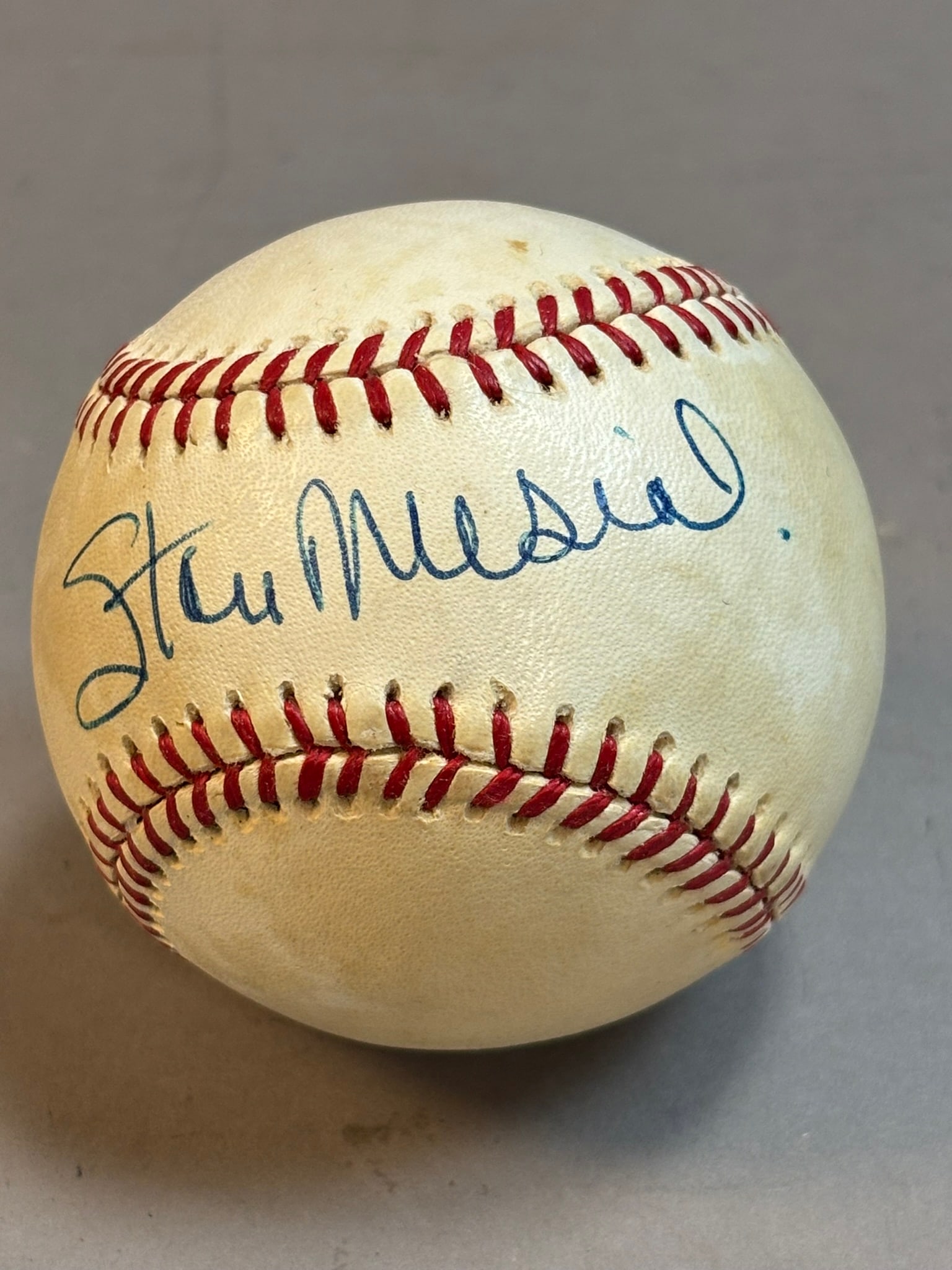 Stan Musial Single Signed Feeney Rawlings Ball: PLEASE SEE ALL PHOTOS AND USE THEM AS A BETTER IDEA ON DESCRIPTION! ASK ANY QUESTIONS! PLEASE NOTE WE OFFER IN HOUSE SHIPPING & HAVE BIDDING AVAILABLE ON OUR OWN WEBSITE! If you win on LIVE