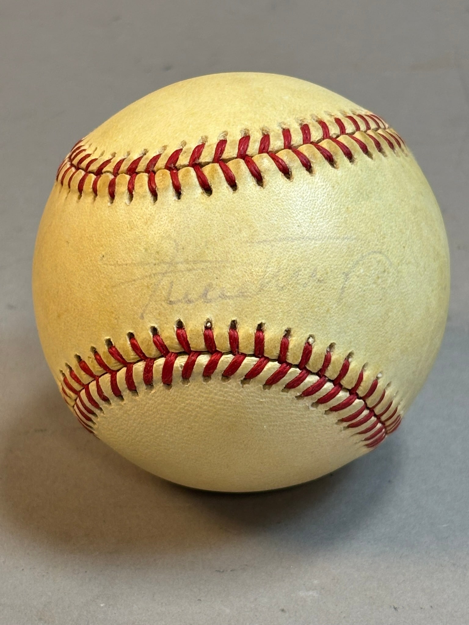Willie Mays Single Signed Rawlings Giamatti Ball: Faded as shown - PLEASE SEE ALL PHOTOS AND USE THEM AS A BETTER IDEA ON DESCRIPTION! ASK ANY QUESTIONS! PLEASE NOTE WE OFFER IN HOUSE SHIPPING & HAVE BIDDING AVAILABLE ON OUR OWN WEBSITE! If you win