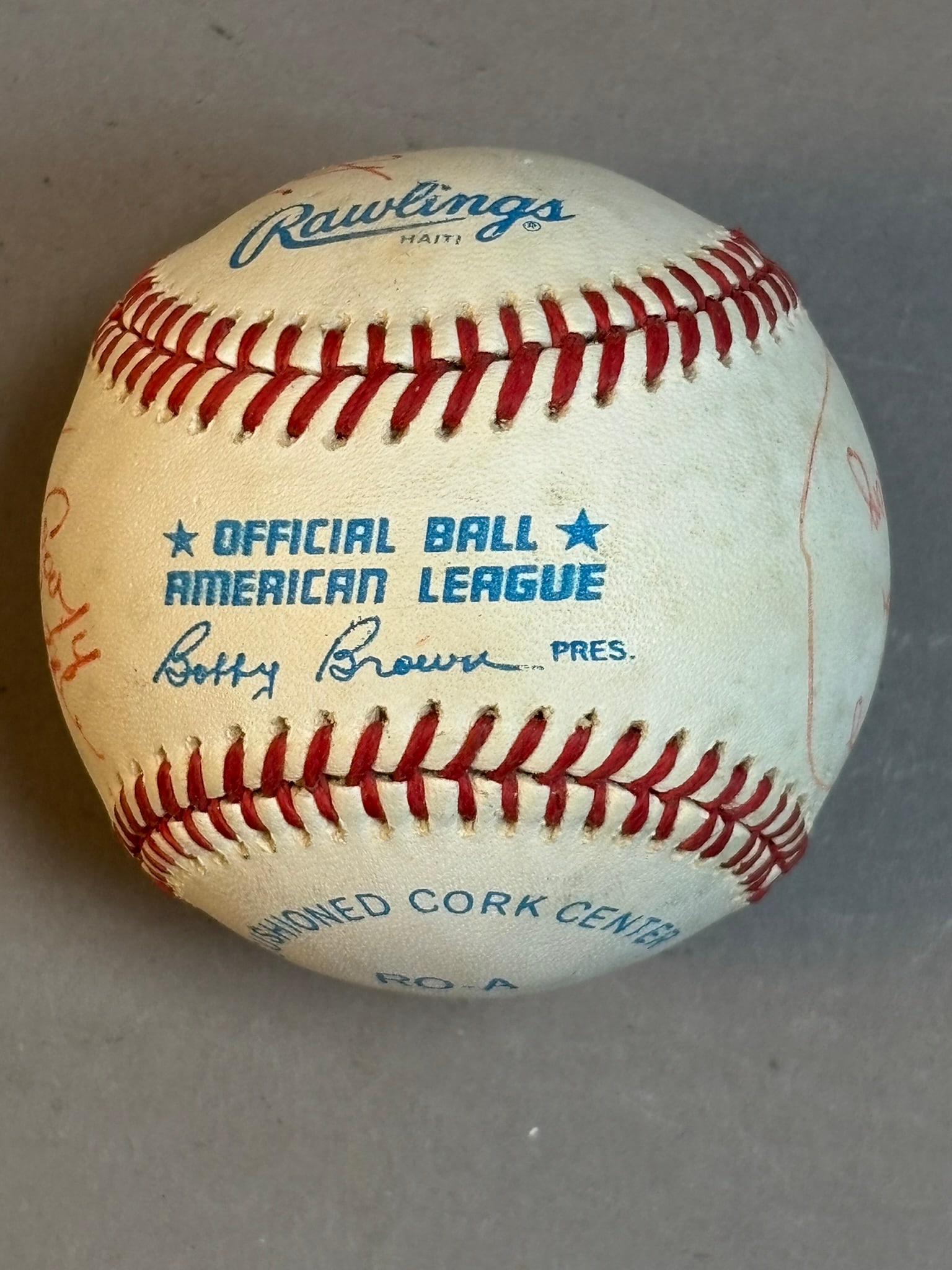 VINTAGE UNKNOWN TEAM SIGNED BASEBALL: PLEASE SEE ALL PHOTOS AND USE THEM AS A BETTER IDEA ON DESCRIPTION! ASK ANY QUESTIONS! PLEASE NOTE WE OFFER IN HOUSE SHIPPING & HAVE BIDDING AVAILABLE ON OUR OWN WEBSITE! If you win on LIVE AUCTIONEER