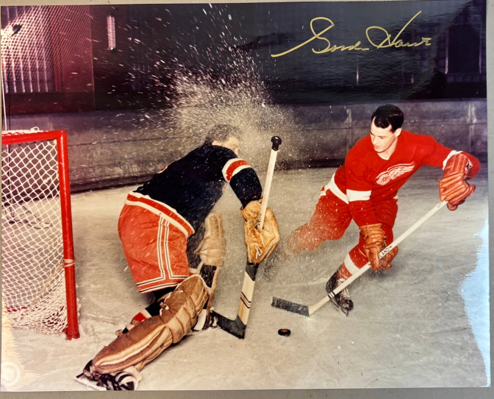 Gordie Howe Detroit Red Wings Signed 8x10 Photo: PLEASE SEE ALL PHOTOS AND USE THEM AS A BETTER IDEA ON DESCRIPTION! ASK ANY QUESTIONS! PLEASE NOTE WE OFFER IN HOUSE SHIPPING & HAVE BIDDING AVAILABLE ON OUR OWN WEBSITE! If you win on LIVE AUCTIONEER