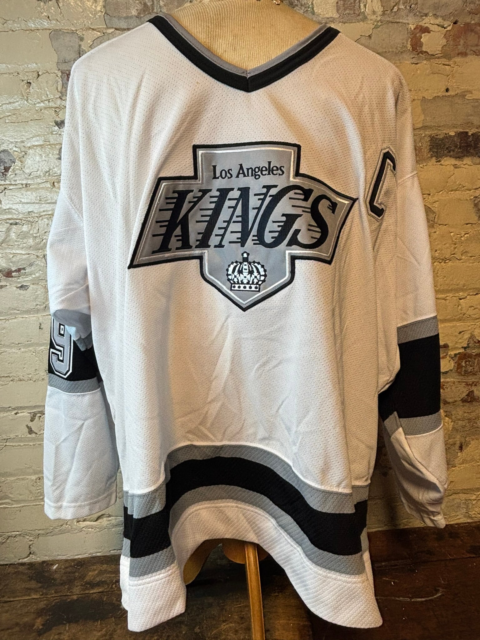 Wayne Gretzky LA Kings #99 Star NHL Jersey NWT XXL: NWT PLEASE SEE ALL PHOTOS AND USE THEM AS A BETTER IDEA ON DESCRIPTION! ASK ANY QUESTIONS! PLEASE NOTE WE OFFER IN HOUSE SHIPPING & HAVE BIDDING AVAILABLE ON OUR OWN WEBSITE! If you win on LIVE AUCTIO