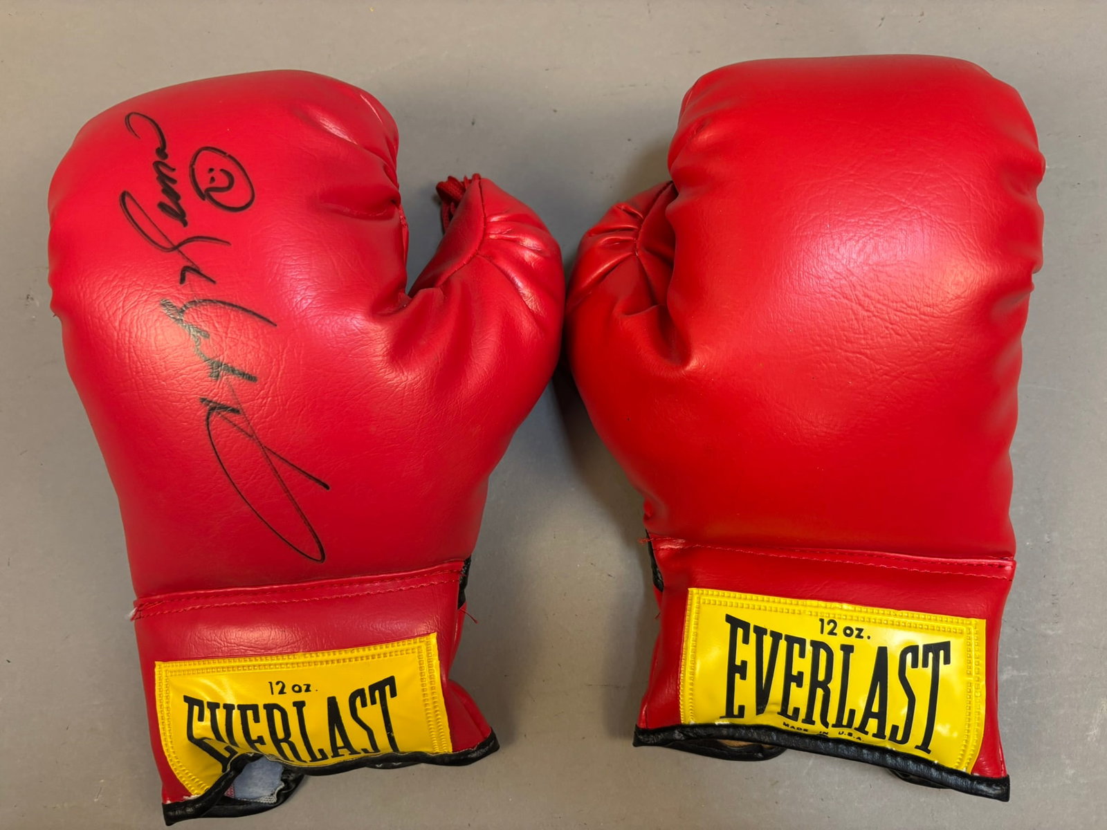 Sugar Ray Leonard Signed Everlast Boxing Glove: PLEASE SEE ALL PHOTOS AND USE THEM AS A BETTER IDEA ON DESCRIPTION! ASK ANY QUESTIONS! PLEASE NOTE WE OFFER IN HOUSE SHIPPING & HAVE BIDDING AVAILABLE ON OUR OWN WEBSITE! If you win on LIVE