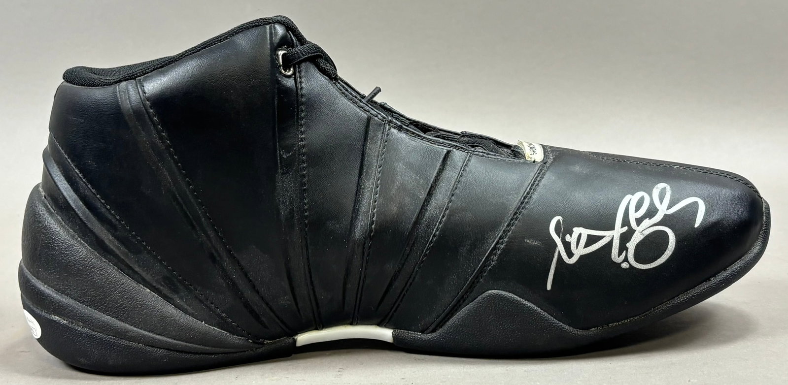 Stephon Marbury Signed Starbury Left Shoe 14 JSA: PLEASE SEE ALL PHOTOS AND USE THEM AS A BETTER IDEA ON DESCRIPTION! ASK ANY QUESTIONS! PLEASE NOTE WE OFFER IN HOUSE SHIPPING & HAVE BIDDING AVAILABLE ON OUR OWN WEBSITE! If you win on LIVE AUCTIONEER