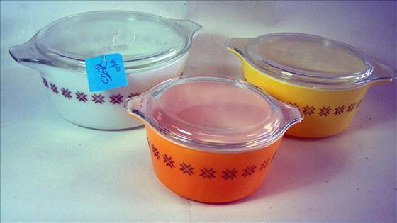3 Pyrex bowls with lids yellow and white: 3 Pyrex bowls with lids yellow and white