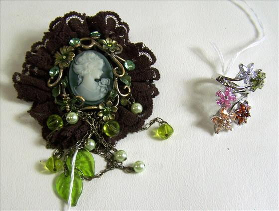 Murano Glass - pin and ring: Murano Glass - pin and ring - cameo with colored stones and lace - ring 5 flowers multi colored in silver tone setting