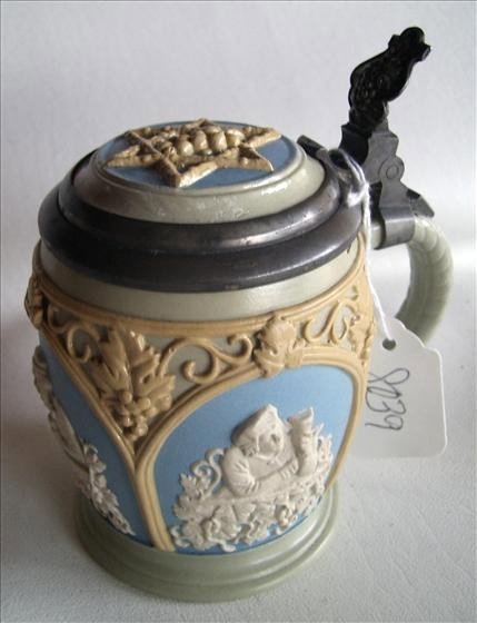 Villeroy and Boch Mettlach stein: Villeroy and Boch Mettlach stein - 1266 - 1/4L. - 6 pointed inlaid lid - Wedgwood design - 4 1/4" berry thumb lift